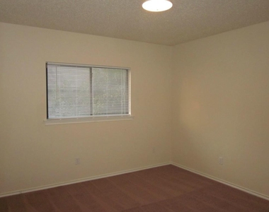 1102 Comfort St - Photo Thumbnail 13