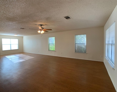 1102 Comfort St - Photo Thumbnail 7
