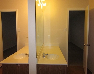 1102 Comfort St - Photo Thumbnail 9