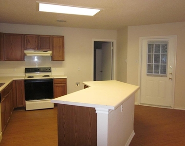 1102 Comfort St - Photo Thumbnail 2