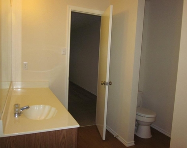 1102 Comfort St - Photo Thumbnail 11