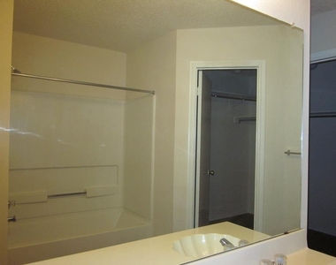 1102 Comfort St - Photo Thumbnail 10
