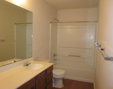 1102 Comfort St - Photo Thumbnail 14