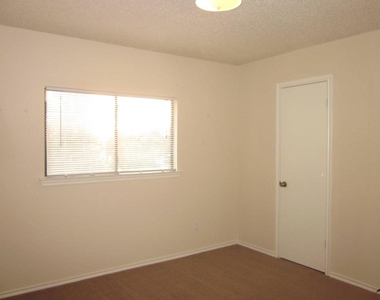 1102 Comfort St - Photo Thumbnail 12