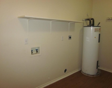 1102 Comfort St - Photo Thumbnail 6