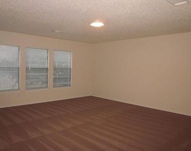 1102 Comfort St - Photo Thumbnail 8