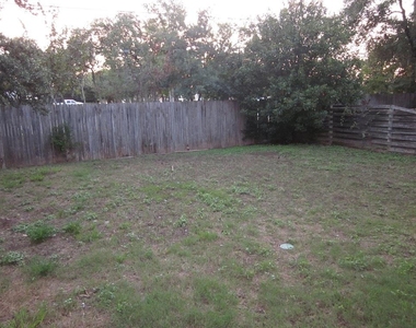 1102 Comfort St - Photo Thumbnail 16