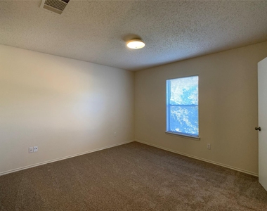 1102 Comfort St - Photo Thumbnail 16