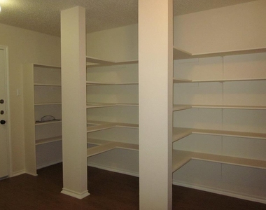 1102 Comfort St - Photo Thumbnail 5