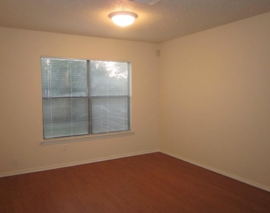1102 Comfort St - Photo Thumbnail 4