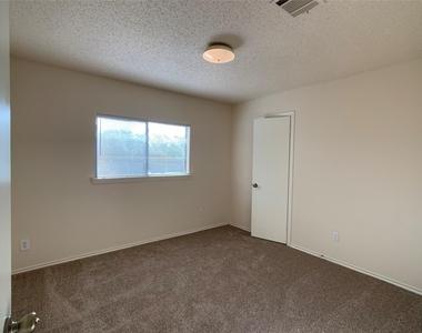 1102 Comfort St - Photo Thumbnail 14