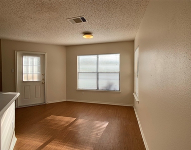 1102 Comfort St - Photo Thumbnail 9