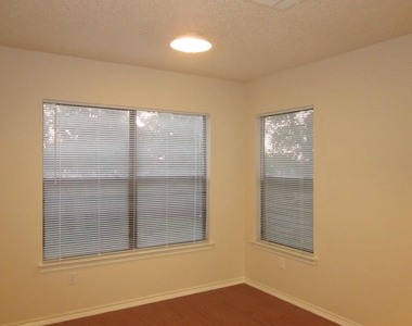 1102 Comfort St - Photo Thumbnail 3