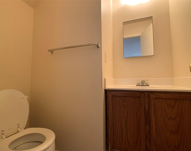 1102 Comfort St - Photo Thumbnail 11