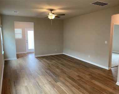 912 Main St - Photo Thumbnail 11