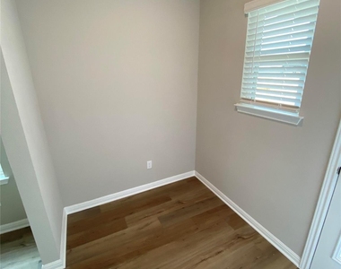 912 Main St - Photo Thumbnail 2