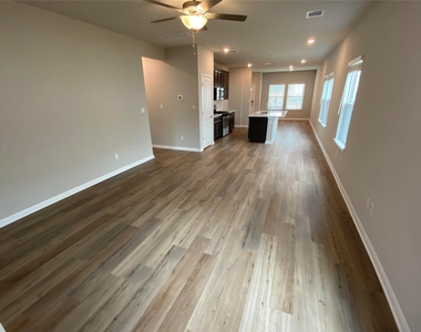 912 Main St - Photo Thumbnail 3