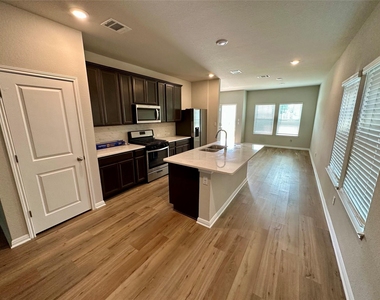 912 Main St - Photo Thumbnail 4