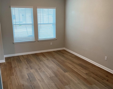 912 Main St - Photo Thumbnail 14