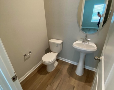912 Main St - Photo Thumbnail 17