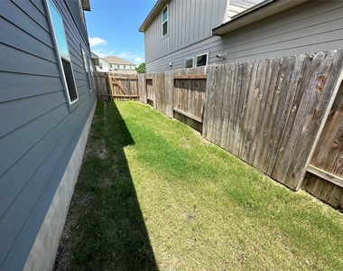 912 Main St - Photo Thumbnail 25