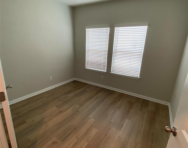 912 Main St - Photo Thumbnail 15
