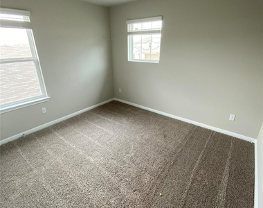 912 Main St - Photo Thumbnail 20