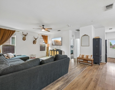 216 La Dera Drive - Photo Thumbnail 2