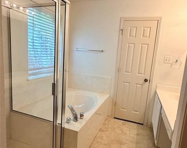 1005 Traci Michelle Dr - Photo Thumbnail 9