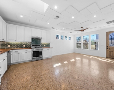 512 W Saint Johns Ave - Photo Thumbnail 2