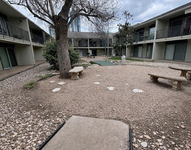500 E Riverside Dr - Photo Thumbnail 8