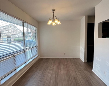 500 E Riverside Dr - Photo Thumbnail 4