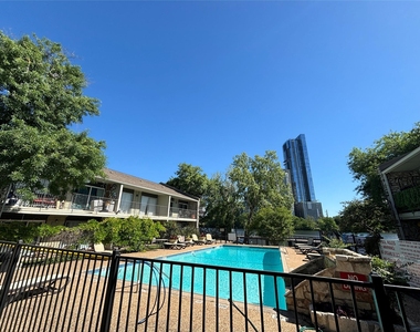 500 E Riverside Dr - Photo Thumbnail 9