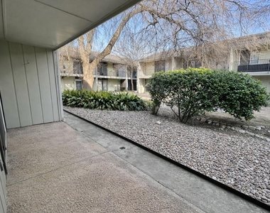 500 E Riverside Dr - Photo Thumbnail 1
