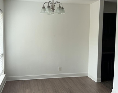 500 E Riverside Dr - Photo Thumbnail 3