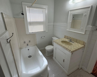 915 W 29th St - Photo Thumbnail 4