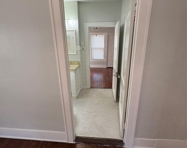 915 W 29th St - Photo Thumbnail 5