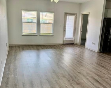 204 Sweetwater Creek Ln - Photo Thumbnail 2