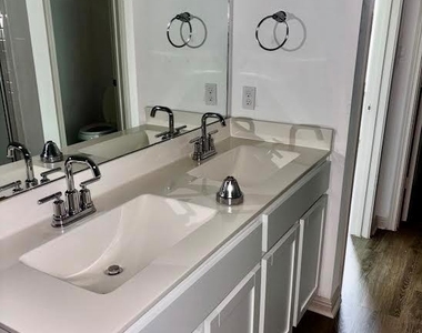 204 Sweetwater Creek Ln - Photo Thumbnail 3