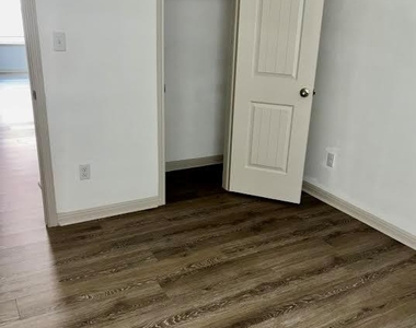 204 Sweetwater Creek Ln - Photo Thumbnail 5