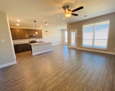 5754 Redfish Ct - Photo Thumbnail 4