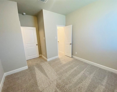 5754 Redfish Ct - Photo Thumbnail 18
