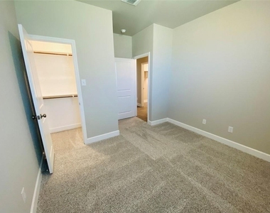 5754 Redfish Ct - Photo Thumbnail 15