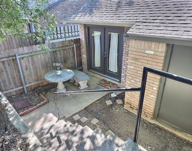 1015 E Yager Ln - Photo Thumbnail 10