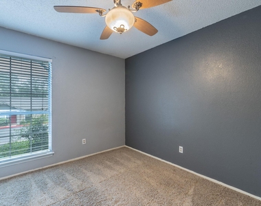 1015 E Yager Ln - Photo Thumbnail 18