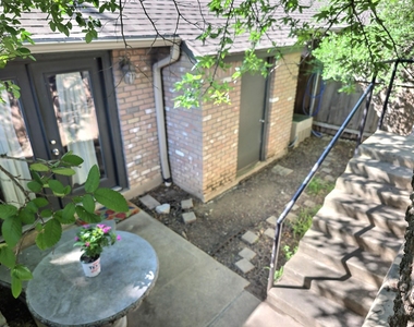 1015 E Yager Ln - Photo Thumbnail 9