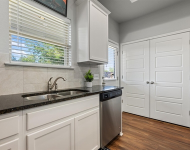 1404 Jenkins Bnd - Photo Thumbnail 12