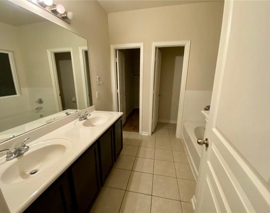 172 Hollis Ln - Photo Thumbnail 5