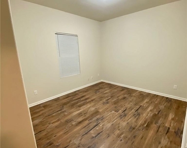 172 Hollis Ln - Photo Thumbnail 10
