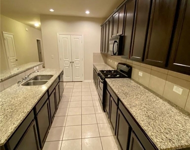 172 Hollis Ln - Photo Thumbnail 3